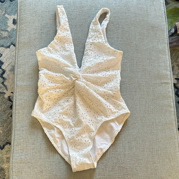 NEW Juillet x Free People Olivia white broderie twist front deep V swimsuit - Picture 2 of 9
